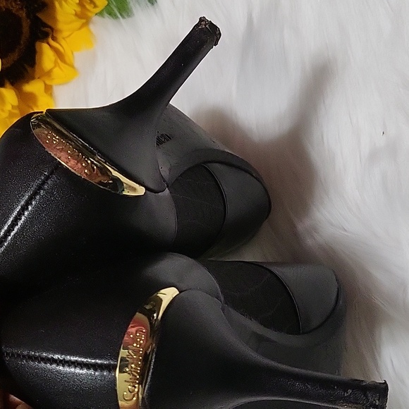 Calvin Klein - Picture 5 of 7